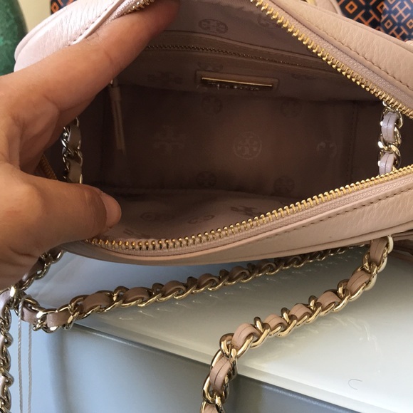 MOVING SALE! TORY BURCH Bombé crossbody with chain - Picture 6 of 8